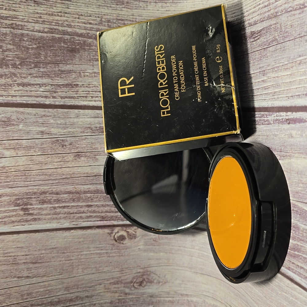 Flori Roberts Cream To Powder Foundation 8.5g new unused**